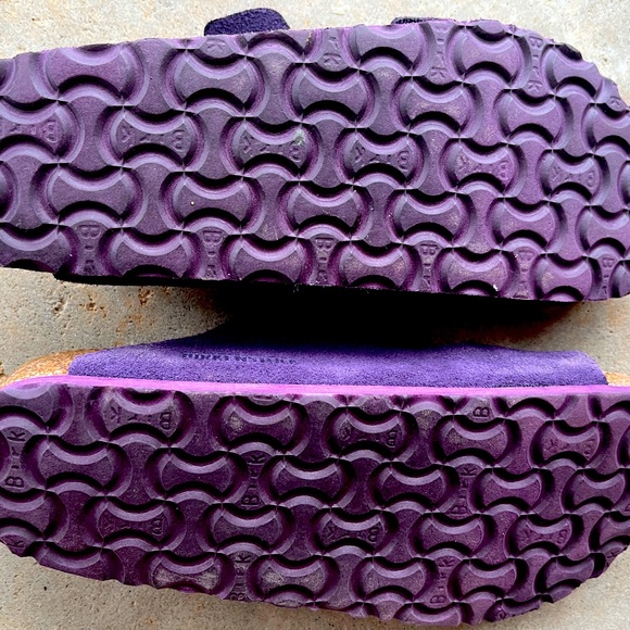 Birkenstock Shoes - Arizona style Birkenstocks! Worn a few times! “Wine” color. 39 Narrow